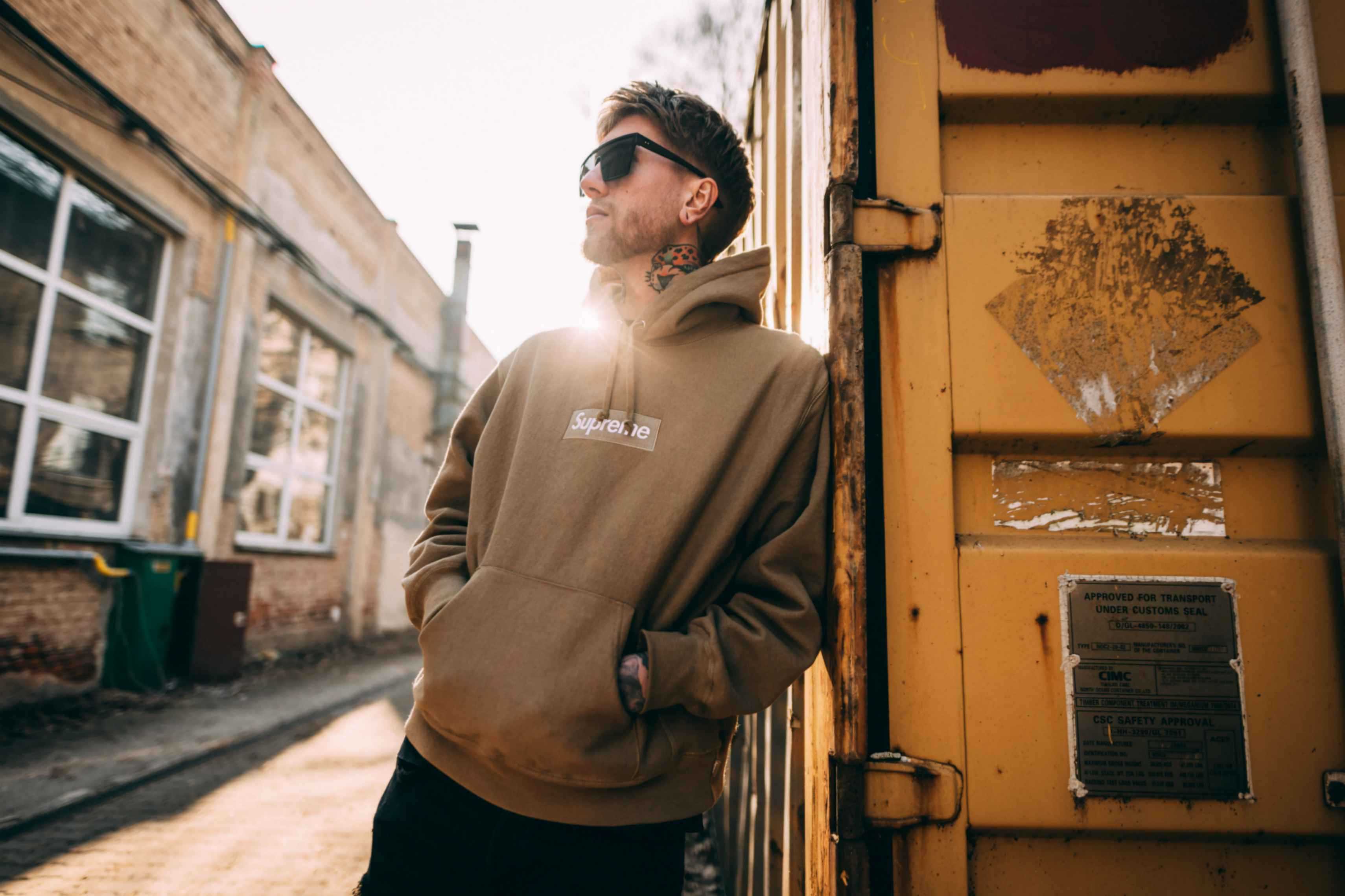 Kluk co se opira o zed